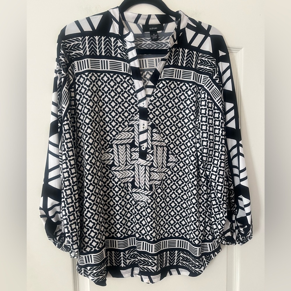 Alfani Beautiful Black and White Women's Designer Patterned Blouse Size Medium